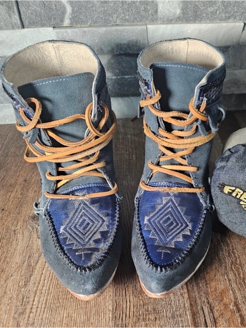 Rare Shoes FREEBIRD Boots TRIBE Moccasin Fringe Embroidered Leather Blue Size 7